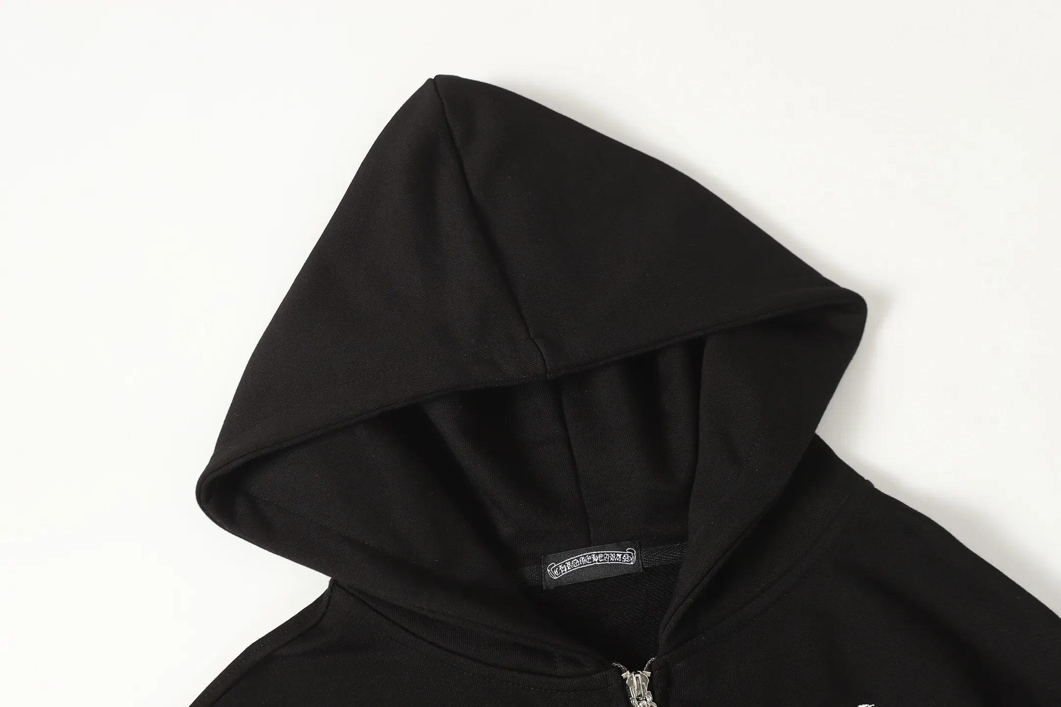 P280 Cross-border running quantity model, please do not place an order if you pursue quality - Chrome Hearts/Chrome Hearts Sanskrit embroidered high-density zipper sweatshirt cardigan jacket - High weight, high density and high quality. The wool is soft, delicate and skin-friendly. Soft and silky to the touch. Excellent warmth and skin-friendly properties. - Custom-woven and custom-dyed, no color difference. No matter the fabric or workmanship details, it beats the ordinary version on the market. - Hardware zipper accessories are all customized, full of details - Color: black gray - Size: S M L XL